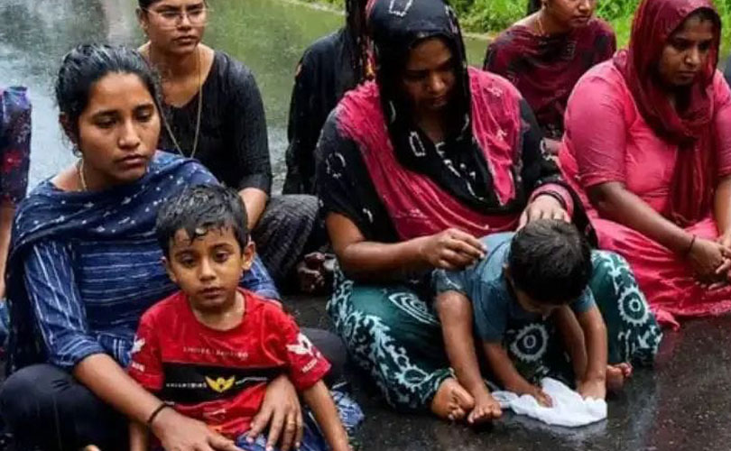 പോലീസ് സ്റ്റേഷൻ ഉപരോധിച്ചു.